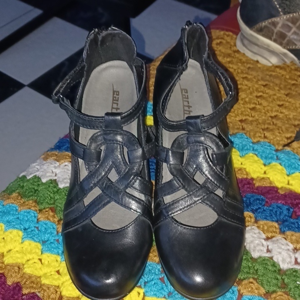 Earth Virtue black leather shoes women's size 7, NWOT
